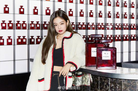 Jennie身着Chanel Vintage