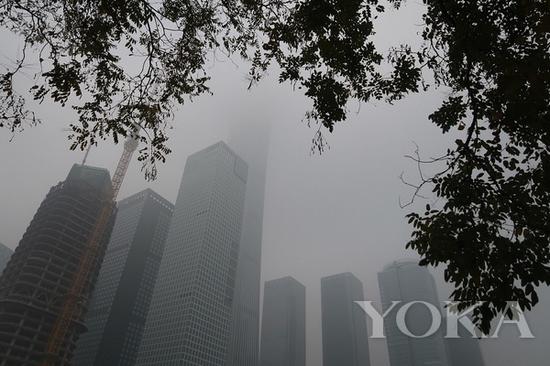 帝都的雾霾让人绝望 图片源自视觉中国
