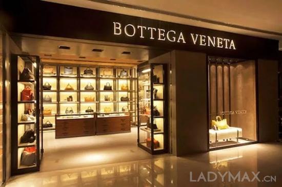 在寡头对抗的市场情形下,Bottega Veneta作为开云集团旗下唯一失势的奢侈品牌必须快速扭转形势