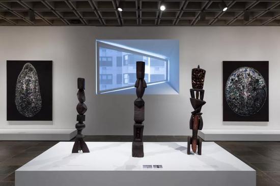 2018年9月，“奥德赛：杰克·惠滕的雕塑，1963-2017”在大都会布劳耶分馆的展览现场