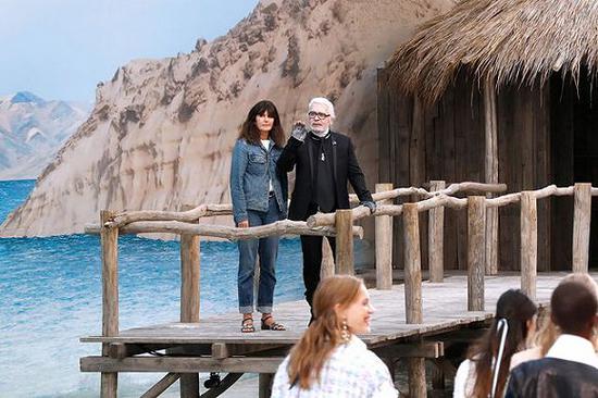 Karl Lagerfeld和Virginie Viard一同在Chanel 2019春夏成衣系列时装秀谢幕 图片来源:Bertrand Rindoff Petroff