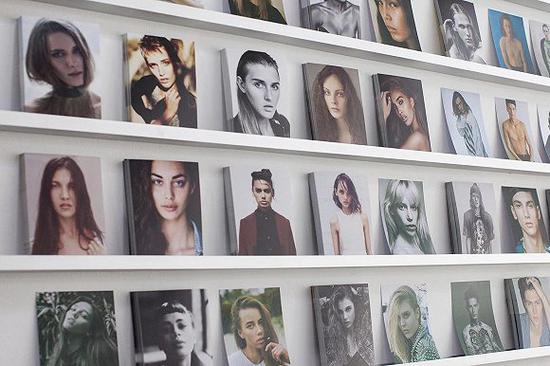 模特经纪公司办公室的墙上，通常都会挂满模特们的照片。