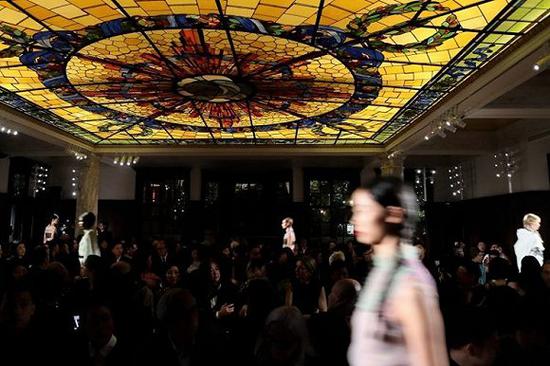 Prada荣宅举办的2018早春时装秀 图片来源:w magazine
