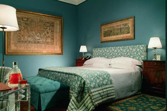 Villa Spallett Trivelli 的客房卧室尽显20世纪30年代复古风格。