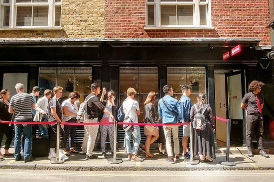 Supreme英国门店外排队的消费者 图片来源:英国版《GQ》