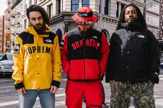 The North Face x Supreme SS19 collection。图片来自　hypebeast。