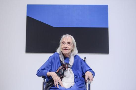 2016年，赫雷拉在自己1975年的作品《蓝色星期一》前