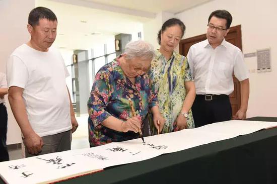 沈鹏先生夫人殷秀珍教授