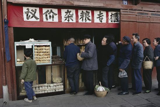 《在议价杂粮店排队》，上海，摄影，艺术微喷，1980，75×110cm