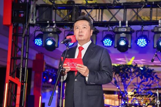 国贸商城新区活动现场,钟荣明先生发表致辞