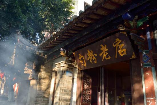 ▲ 建水的大街上,不经意间就能遇上一家凉勺粉店。图/汇图网