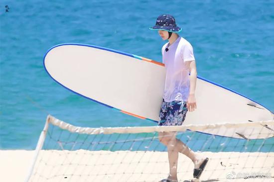 暑期度假怎么穿出《夏日冲浪店》的Style插图(4) 暑期度假怎么穿出《夏日冲浪店》的Style