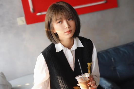 搭衬衫、连衣裙、羽绒服啥都行 百搭单品非它莫属