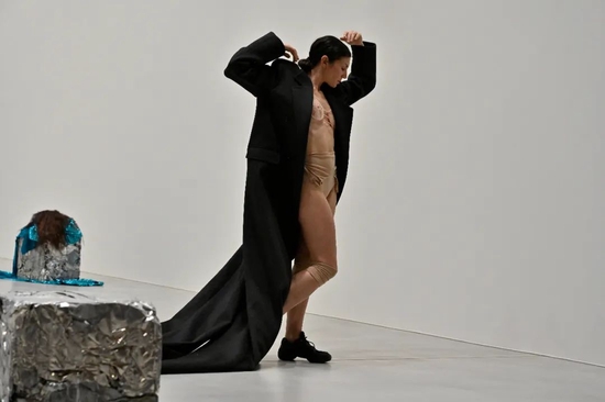 Bottega Veneta 与 Pinault Collection 合作“Dancing Studies”舞蹈表演项目