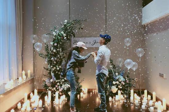 接着是徐佳莹宣布结婚，结婚对象是合作过的MV导演比尔贾。