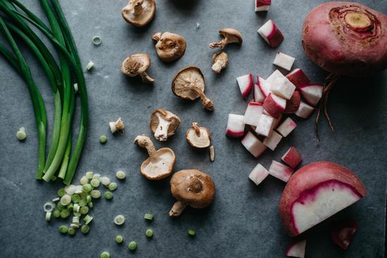 蘑菇味增荞麦面 图片源自www.dollyandoatmeal.com