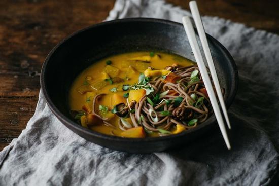 蘑菇味增荞麦面 图片源自www.dollyandoatmeal.com