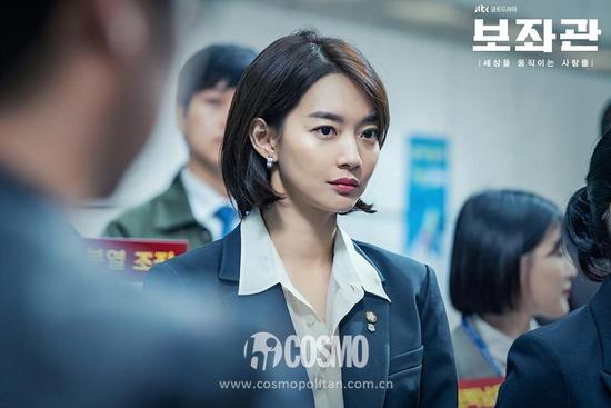 不喜欢翻领也没关系!就搭配同色系的浅色圆领,毕竟翻领可盐,圆领可甜!