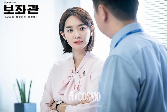 上衣: CALVIN KLEIN