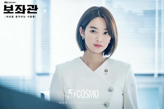 服装:MICHAA 上衣:651美元