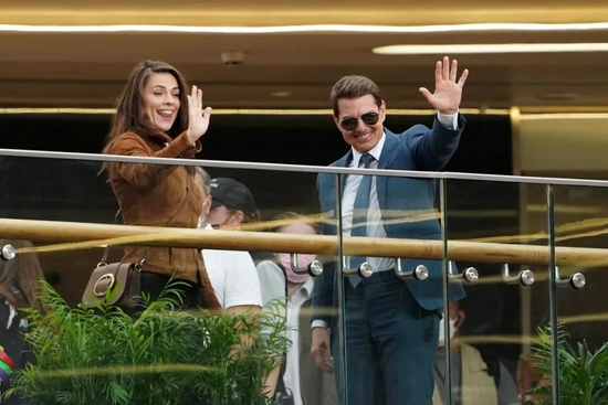 当地时间8月22日，Tom Cruise和Hayley Atwell现身伯明翰拍摄现场
