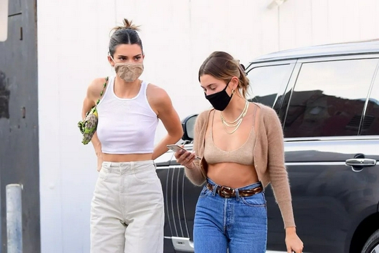 清凉露腹小开衫,Jacquemus 今年把「纯欲」整明白了-幽兰花香 清凉露腹小开衫,Jacquemus 今年把「纯欲」整明白了-幽兰花香