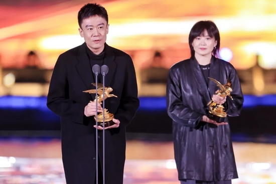 李亘（左）乔思雪（右）获得“年度新锐导演”荣誉