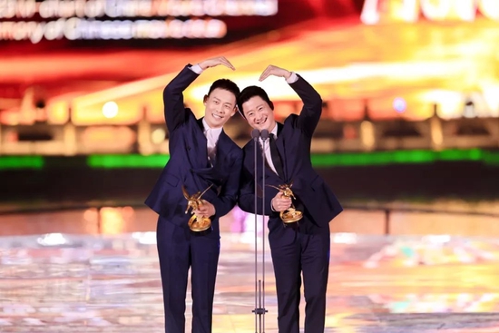 张译（左）和吴京（右）获得“年度杰出男演员”荣誉