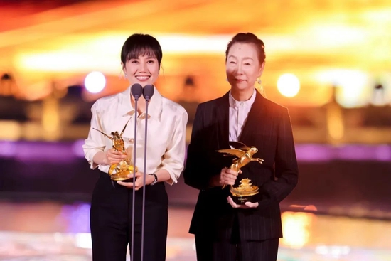 袁泉（左）奚美娟（右）获得“年度杰出女演员”荣誉