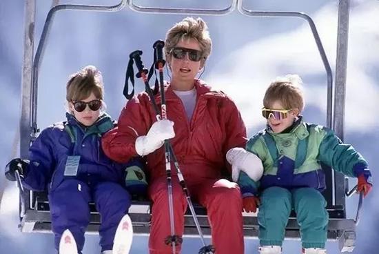 @theroyalfamily.ins，戴安娜王妃在威廉和哈里王子小时候，经常带他们去奥地利滑雪