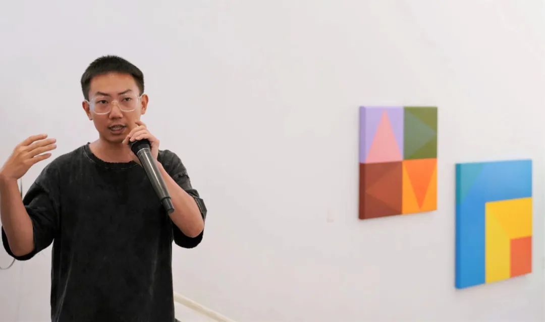 参展艺术家段官来为观众讲解作品