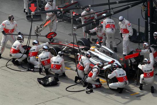 2011年4月17日，迈凯轮车队英国车手汉密尔顿在2011年F1中国大奖赛正赛中进维修站更换轮胎。最终他以1小时36分58秒226的成绩夺得冠军