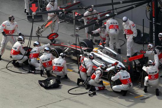2011年4月17日,迈凯轮车队英国车手汉密尔顿在2011年F1中国大奖赛正赛中进维修站更换轮胎。最终他以1小时36分58秒226的成绩夺得冠军