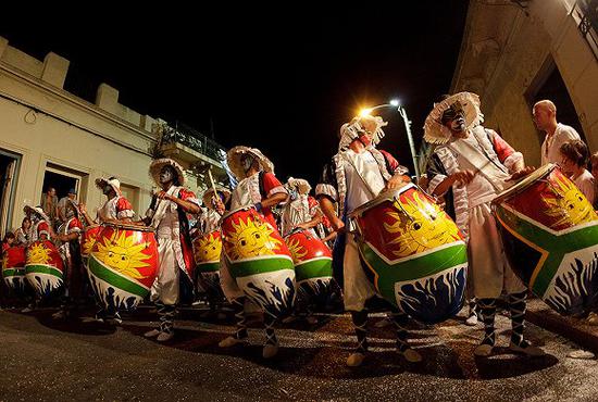 狂欢节中演奏传统音乐的Candombe鼓手