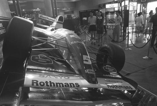 1995年7月29日，英国车手希尔夺得1994年F1年度总冠军所驾驶的英国威廉姆斯雷诺赛车在上海东方商厦亮相