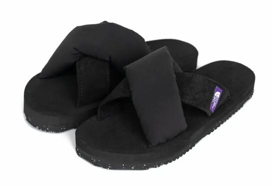 利用小小的紫色标缝制在各类黑色背景的单品上确实别出心裁，拖鞋与小包都是非常适合夏天出街使用