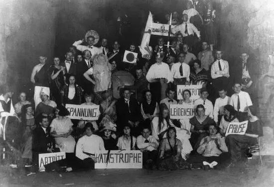 ▲包豪斯学生聚会 ©Louis Held,1924年