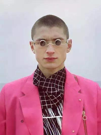 “为什么你眼镜上永远要戴副东西?”