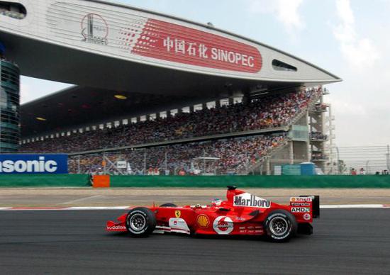 2004年9月26日，法拉利车队巴西车手巴里切罗在2004年F1中国大奖赛正赛中。最终他以1小时29分12秒420的成绩夺得首届中国大奖赛的冠军