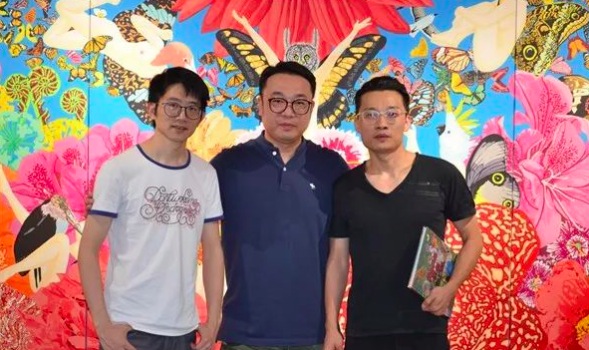 艺术家张弛(中)