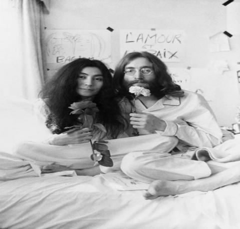 △ 小野洋子和约翰·列侬,“床上和平” 1969,单频影像,61分钟