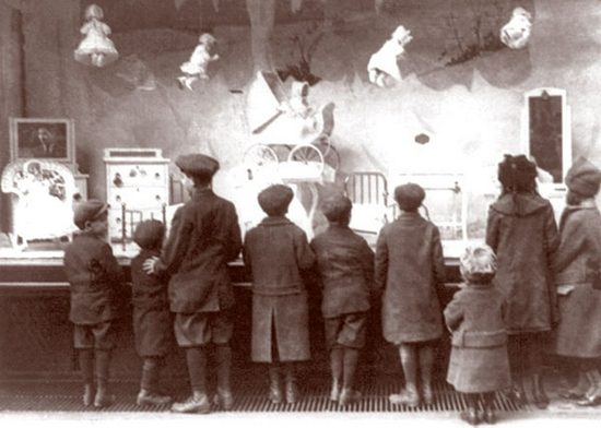 梅西百货向橱窗外的孩子们展示了玩偶“飞翔”的场景 　　图片来源：victoriana.com