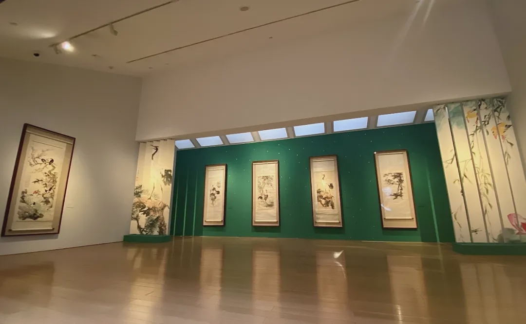 展览第二板块展出新中国初期王雪涛代表作,展厅“百叶窗”设计与真迹相映成趣