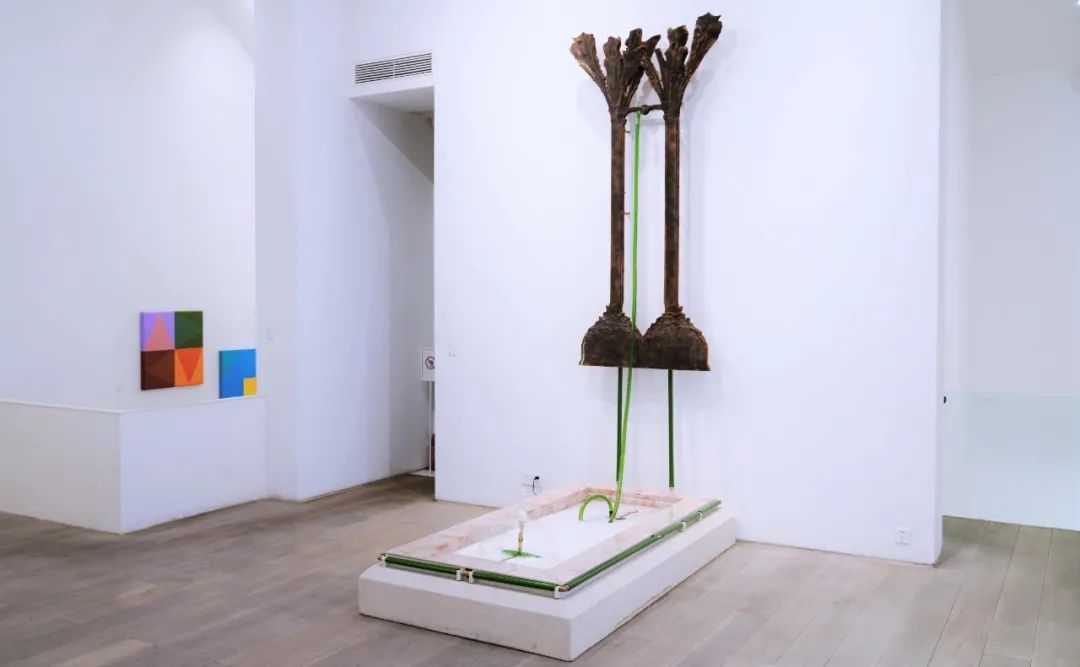 (左后墙面)王智一作品局部,(中间墙面)冯至炫作品《沐浴在幸福之中》