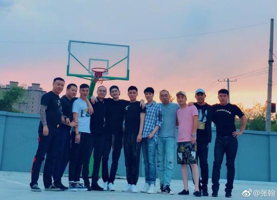 张翰、陈翔晒同学聚会合照,原来明星真的比同龄人显年轻
