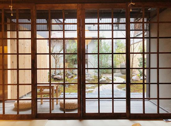 从茶室望出去,即是庭院