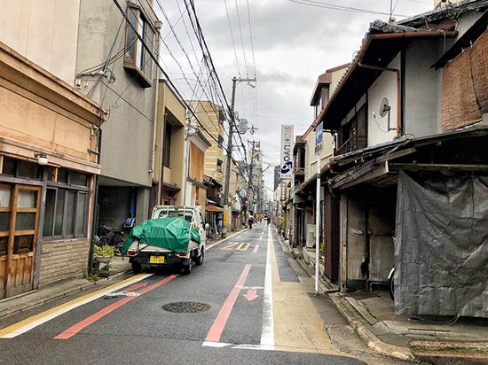 改造中的町屋与面前的街道