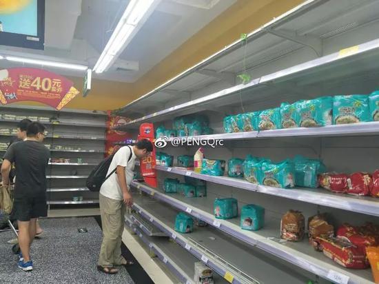 台风前夜超市里剩下的藤椒口味方便面 图片来源@PENGQrc