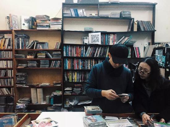 卡拉斯音乐商店老板(左)