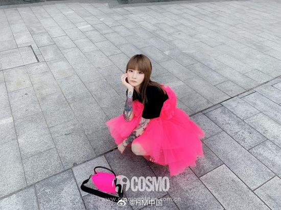 Fil小白身着:Giambattista Valli xH&M